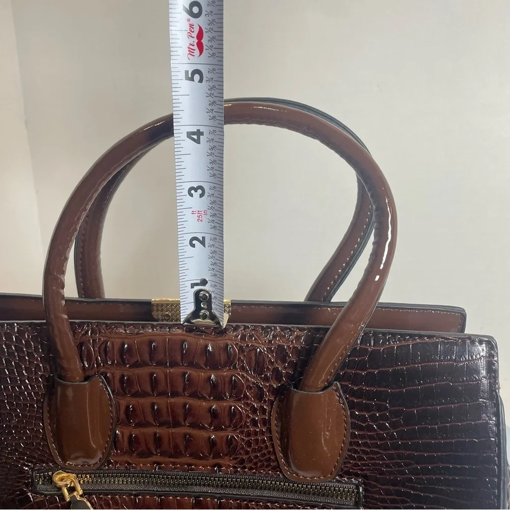 Elegant Brown Crocodile-Embossed Women's Handbag Set.shoulder strap. Unbranded.